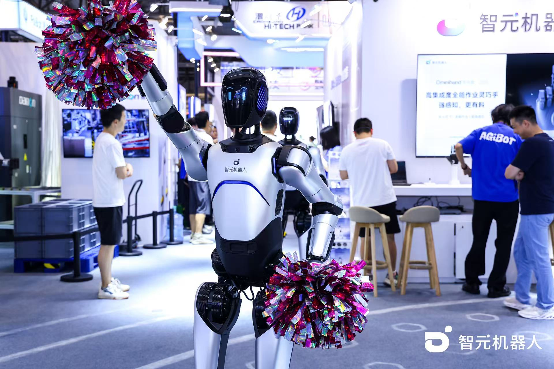 bb贝博机器人 WAIC 首日展台火爆，机器...